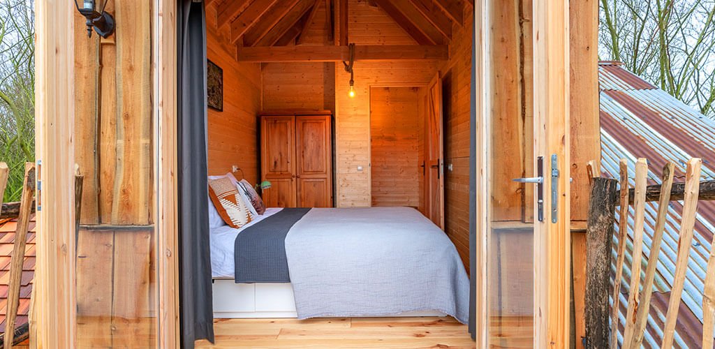 slaapkamer voor 2 personen bovenin de boomhut